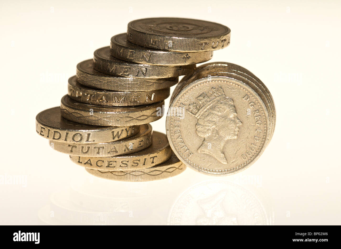 Einen Haufen oder Stapel von 1 Pfund-Münzen Stockfoto