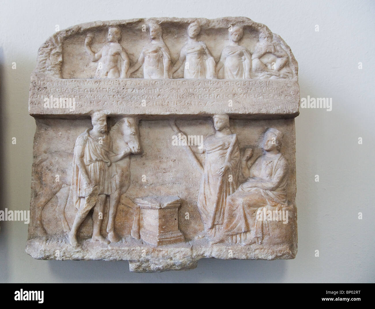 Pergamon Museum Artefakte in Berlin, Deutschland "Top: Hermes Führung Nymphen und Pan oben. Unten: Heros mit Demeter und Persephone " Stockfoto