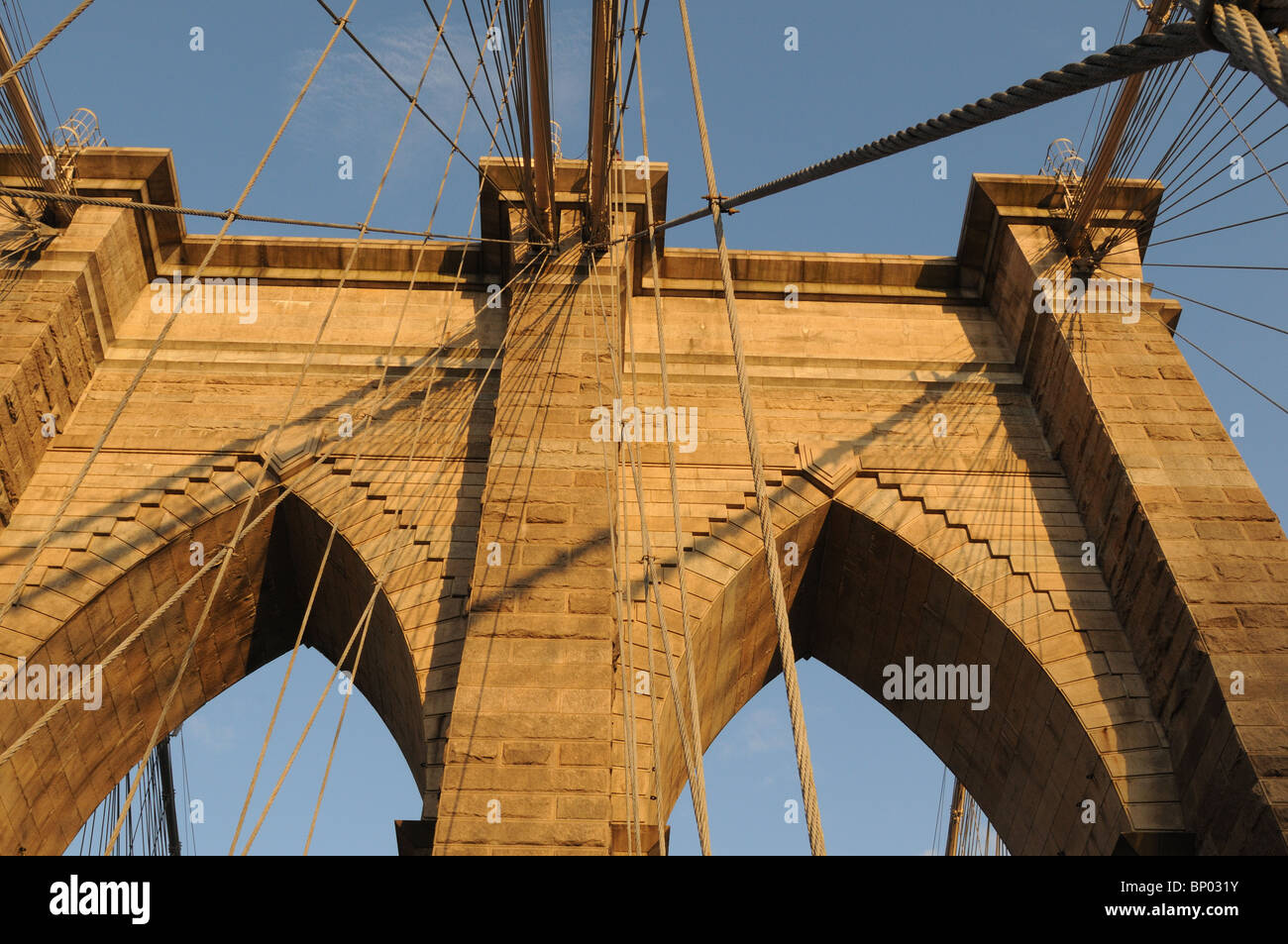 Die Brooklyn-Brücke überspannt den East River, die kreisfreien Städte New York Brooklyn und Manhattan verbindet. Es stammt aus dem Jahr 1883, Stockfoto