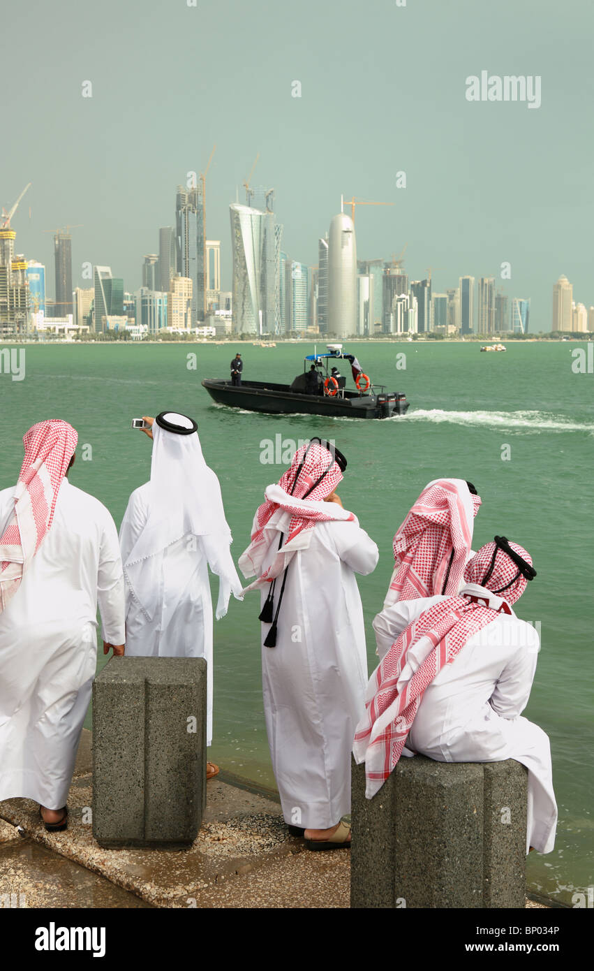 Qatari Bürger in Tracht sehen eine Anzeige durch die Küstenwache im Rahmen der 18. Dezember 2009 Feierlichkeiten zum Nationalfeiertag. Stockfoto