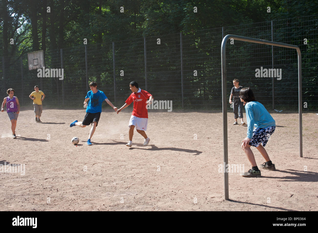 Fußballspiel an einem deutschen Gymnasium (zuerst in Serie von vier Bildern) Stockfoto