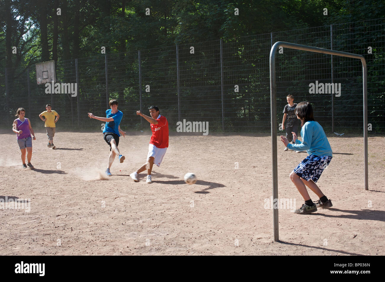 Fußballspiel an einem deutschen Gymnasium (zweite in Serie von vier Bildern) Stockfoto