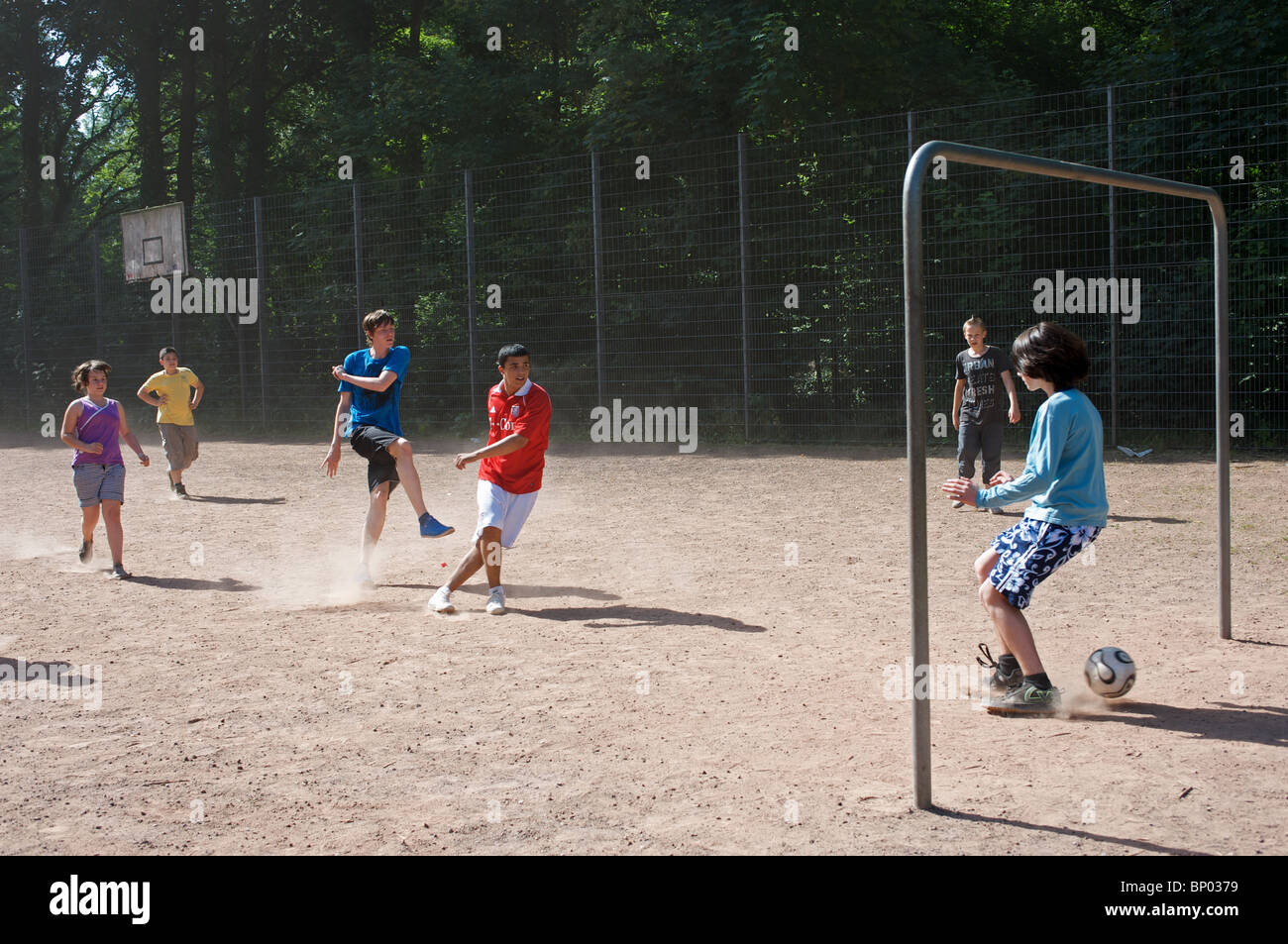 Fußballspiel an einem deutschen Gymnasium (Dritter in Serie von vier Bildern) Stockfoto