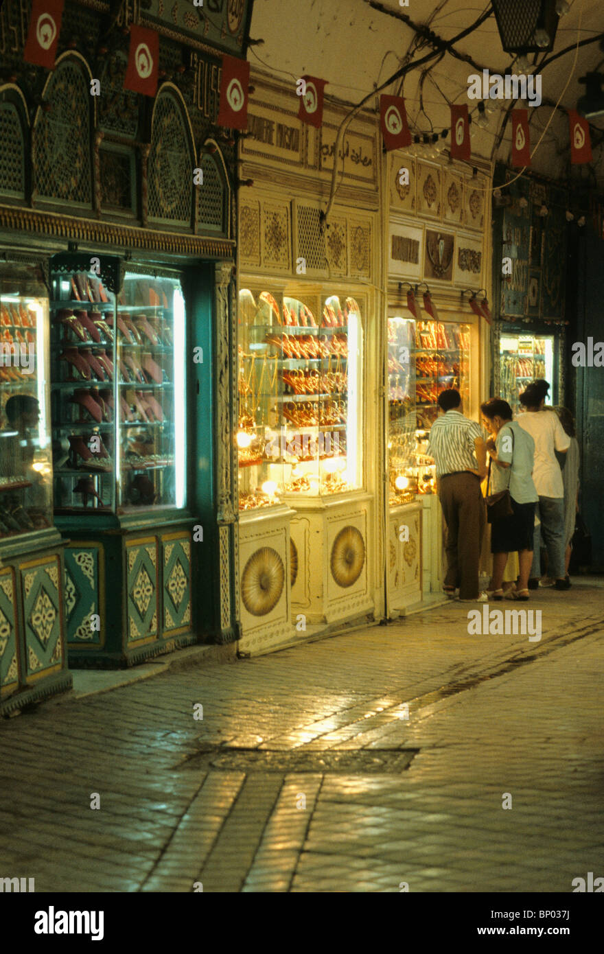 Tunesien. Medina von Tunis. Goldmarkt.  Shopper Schaufensterbummel. Stockfoto