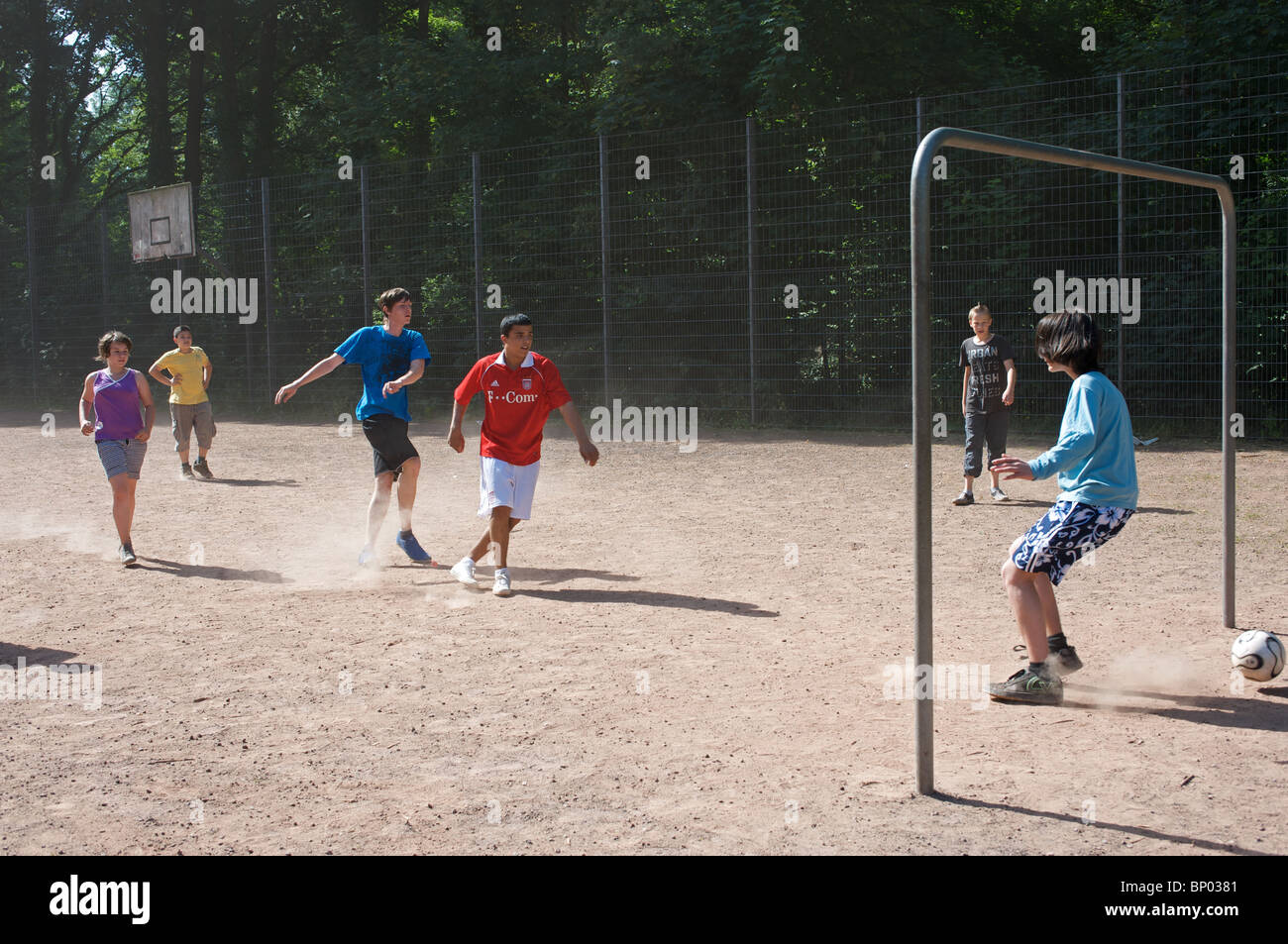 Fußballspiel an einem deutschen Gymnasium (in Serie von vier Bildern) Stockfoto