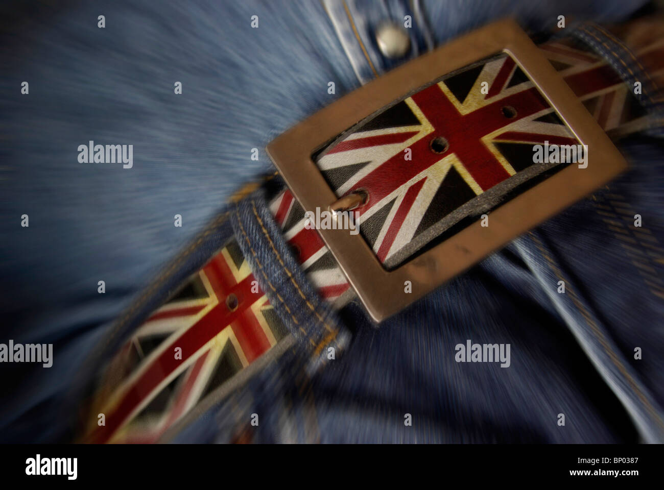 Ziehen Sie Ihre Gurtstraffung Ihre Gürtel-Konzept mit die britische Flagge. (Kostensenkung, Einsparungen im Haushalt) Stockfoto