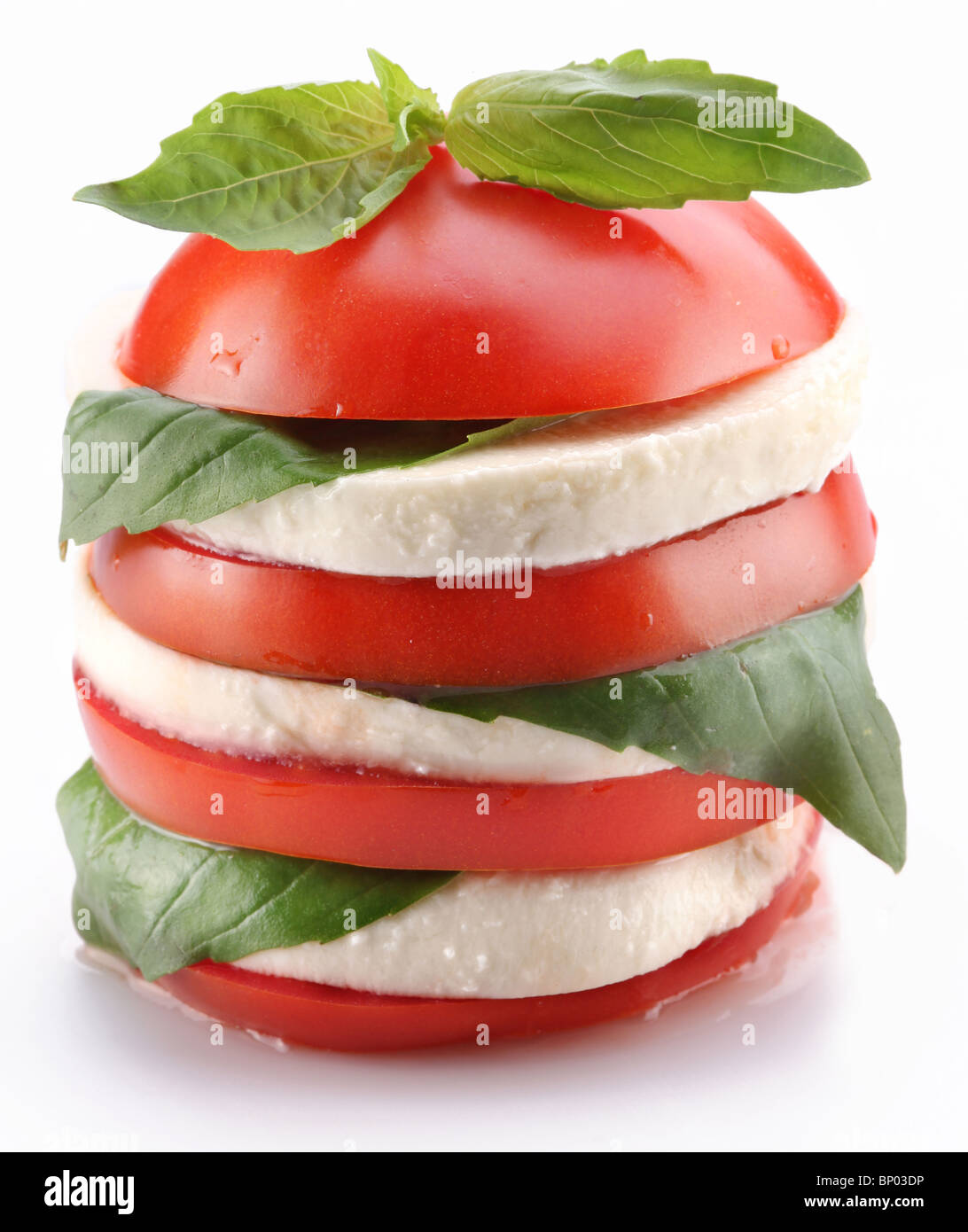 Gefüttert mit Schichten von Querschnitten von Tomaten und Mozzarella mit Basilikum. Stockfoto
