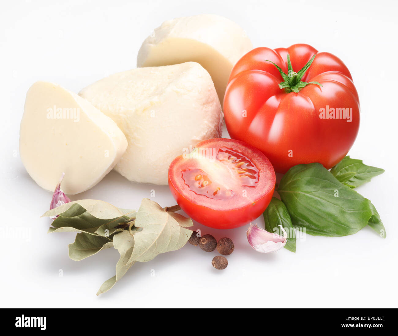 Zutaten für die Herstellung von Salat mit Mozzarella und Tomaten auf einem weißen Hintergrund. Stockfoto