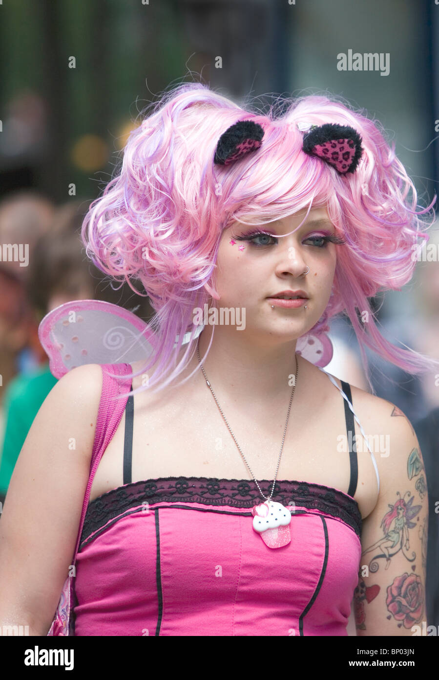Hübsche Teilnehmer Posen tragen rosa Perücke und Kleidung bei Gay-Pride-Parade, Baker Street, London, England, UK, Europa Stockfoto