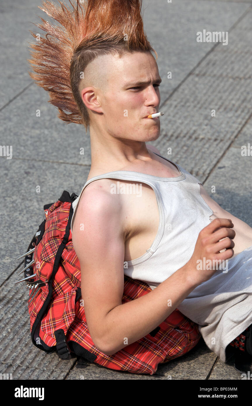 Jungen Punkrocker Rauchen Zigarette Stockfoto