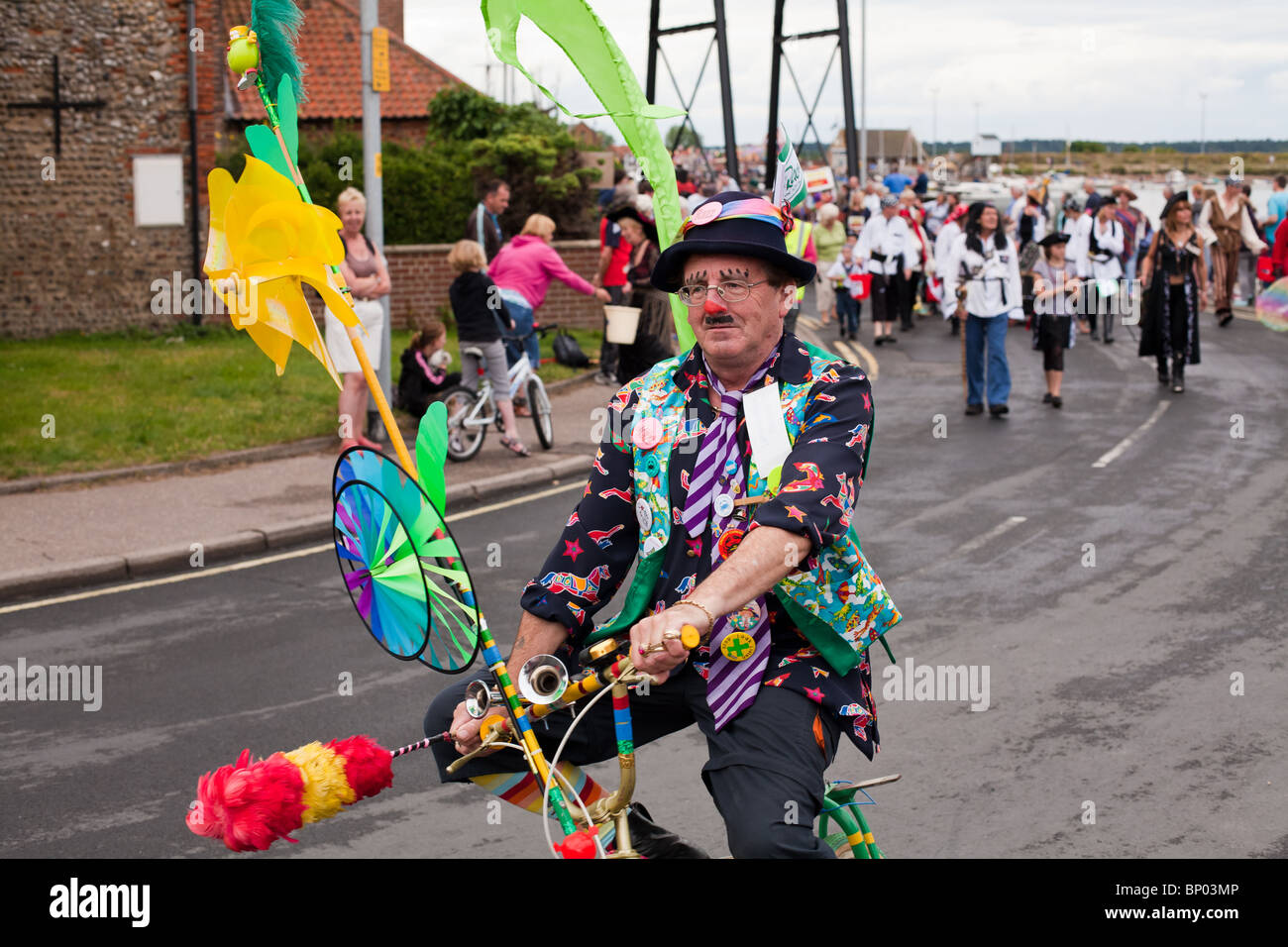 Clown auf Fahrrad an Karneval Stockfoto