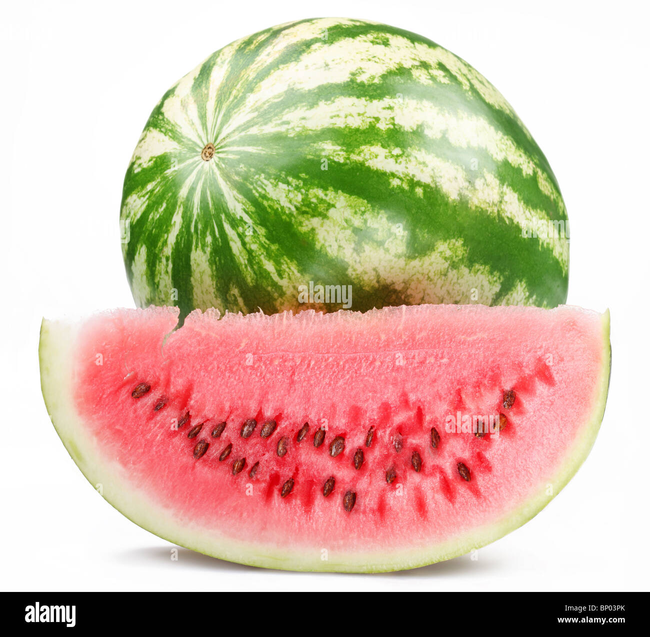 Reife Wassermelone mit einer Scheibe auf einem weißen Hintergrund Stockfoto