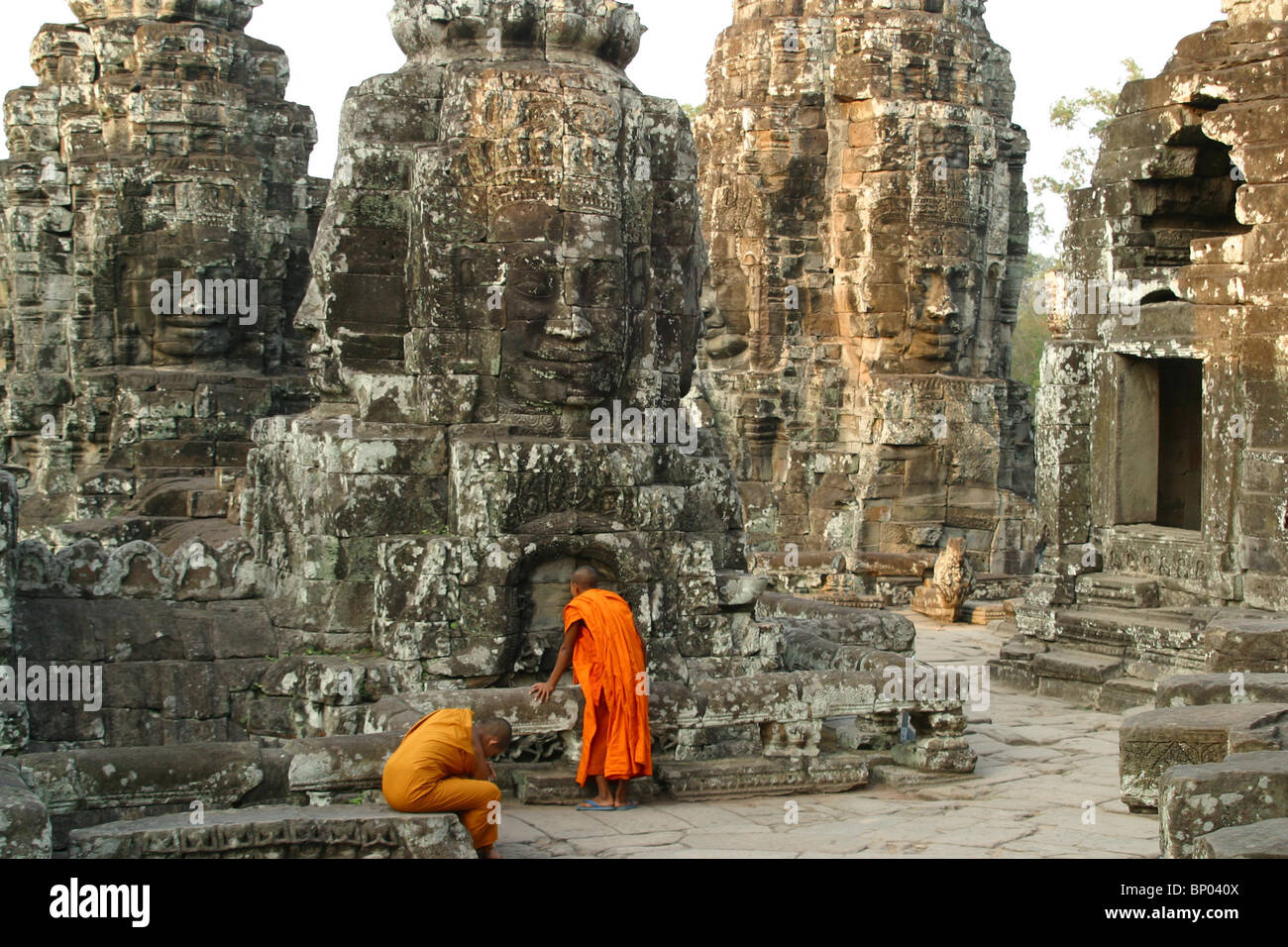 Mönche im Tempel Bayon - Angkor Thom Stockfoto