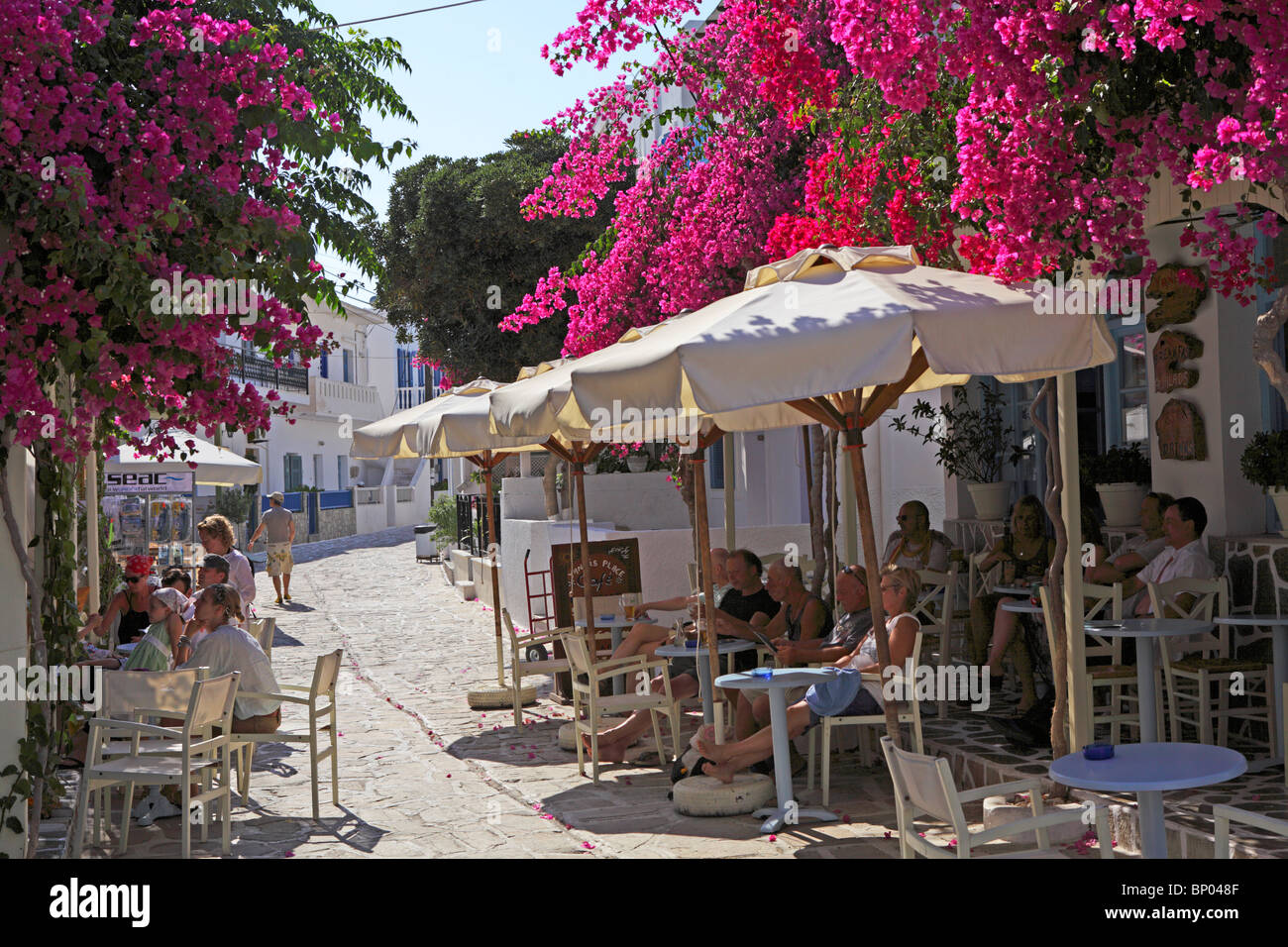 Pflaster-Restaurant im Hauptort der Insel Antiparos, Kykladen, Ägäis, Griechenland Stockfoto