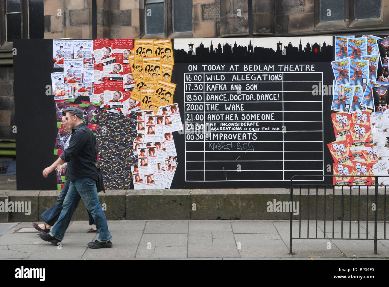 Ein paar Fuß durch die Tafel vor dem Tollhaus Theater während des jährlichen Edinburgh Fringe Festival Stockfoto