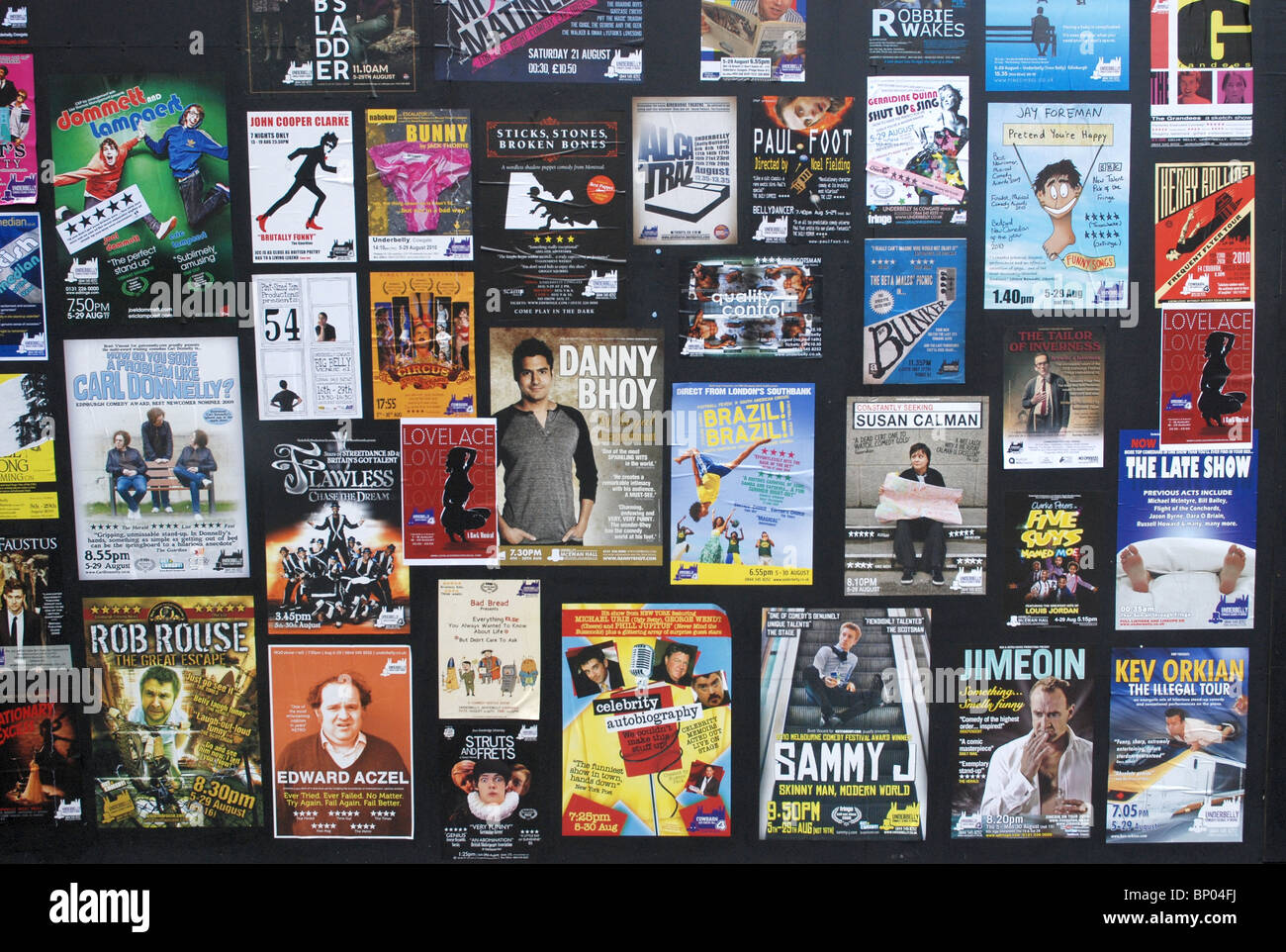 Edinburgh FringePosters Werbung einige Hunderter zeigt die während der jährlichen Edinburgh Fringe Festival stattfinden. Stockfoto