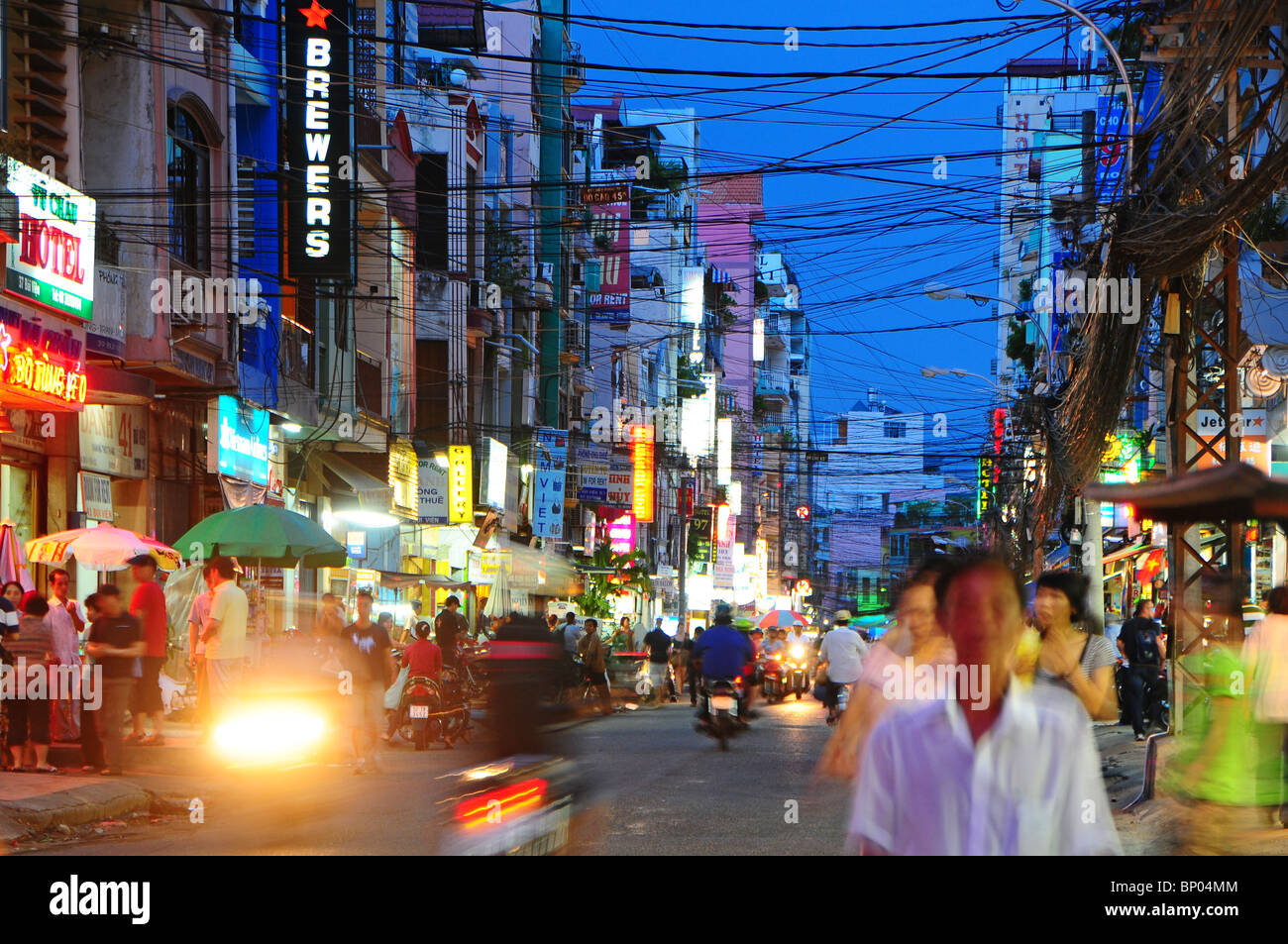 Ho-Chi-Minh-Stadt, Vietnam: Bui Vien Straße bei Nacht. Stockfoto