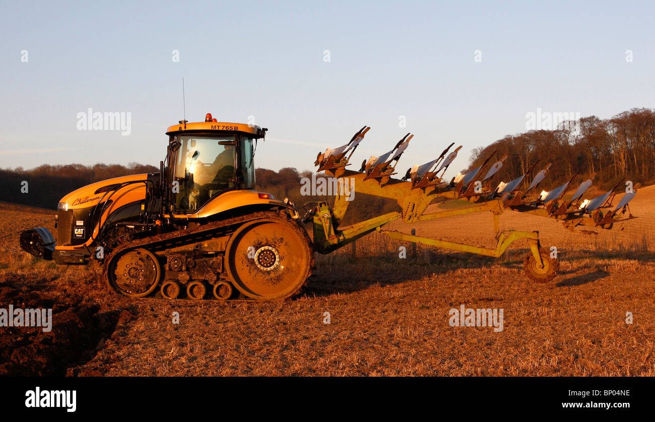 Caterpillar Challenger Traktor einen reversiblen Pflug ziehen. Stockfoto