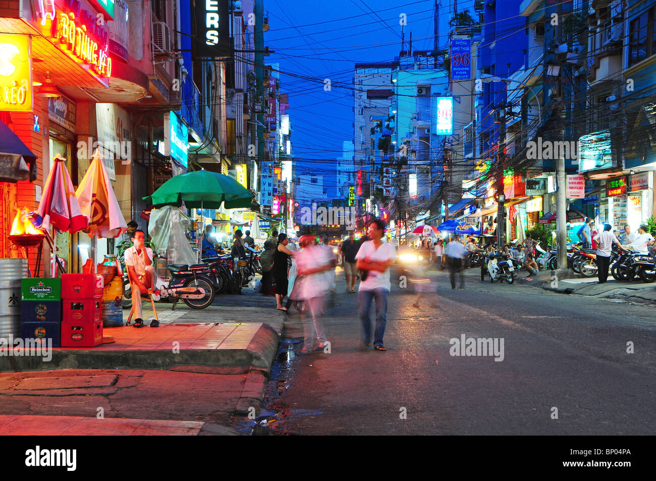 Ho-Chi-Minh-Stadt, Vietnam: Bui Vien Straße bei Nacht. Stockfoto