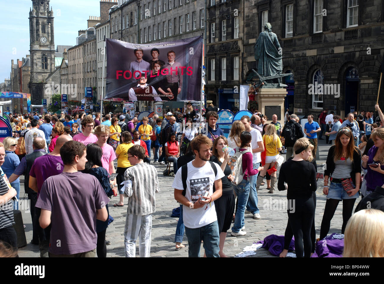 Künstler aus dem Edinburgh Fringe Festival fördern ihre Shows auf der Royal Mile in Edinburgh, Schottland, Großbritannien. Stockfoto