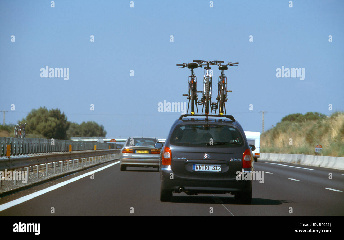 Frankreich-Straße von Bezier nach Narbonne Auto mit dem Fahrrad auf den Dachgepäckträger Stockfoto