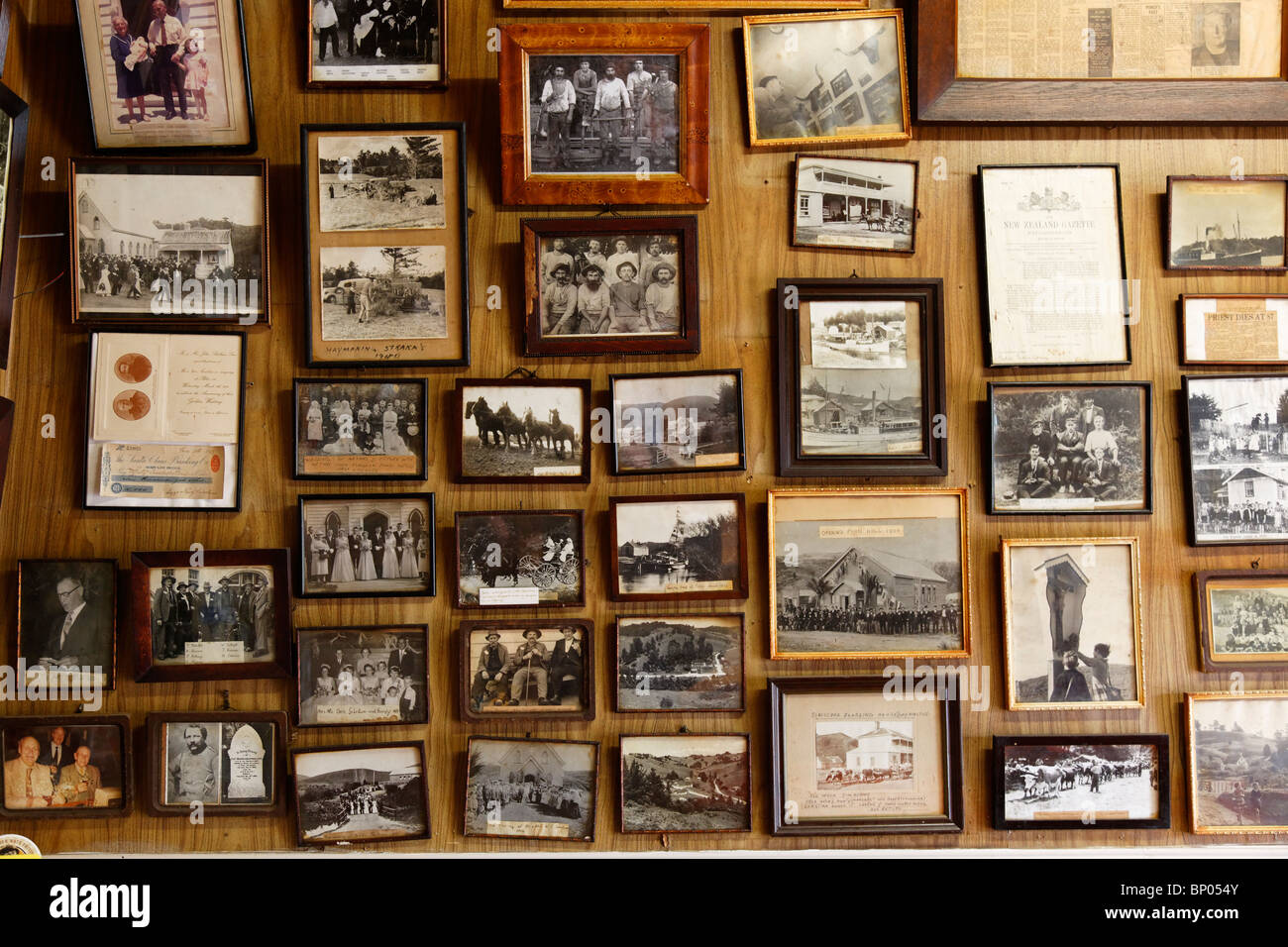 Alte Gegenstände und Erinnerungsstücke an den Wänden des Puhoi Pub, Neuseeland Stockfotografie