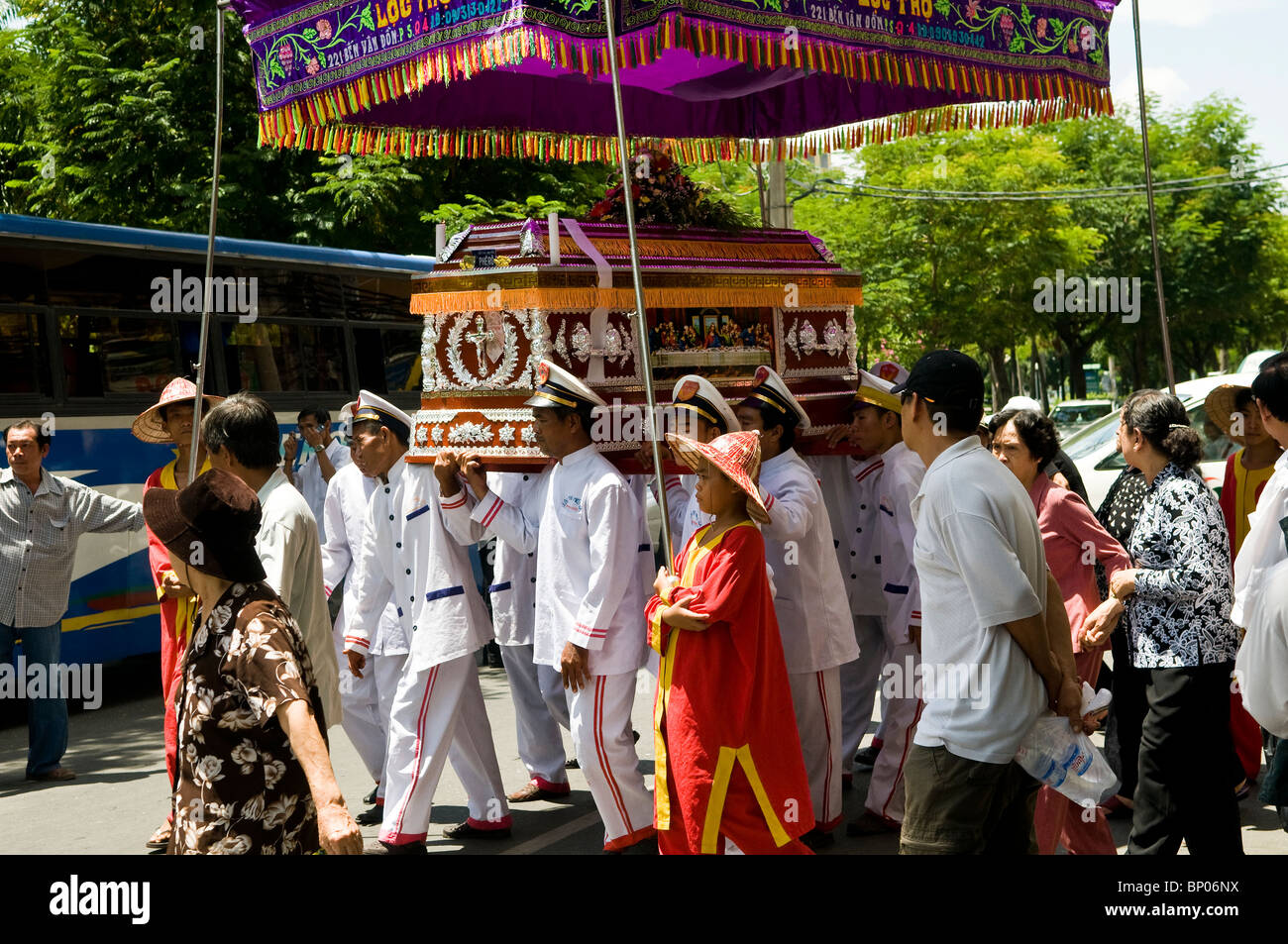 Eine bunte Beerdigung in Saigon. Stockfoto