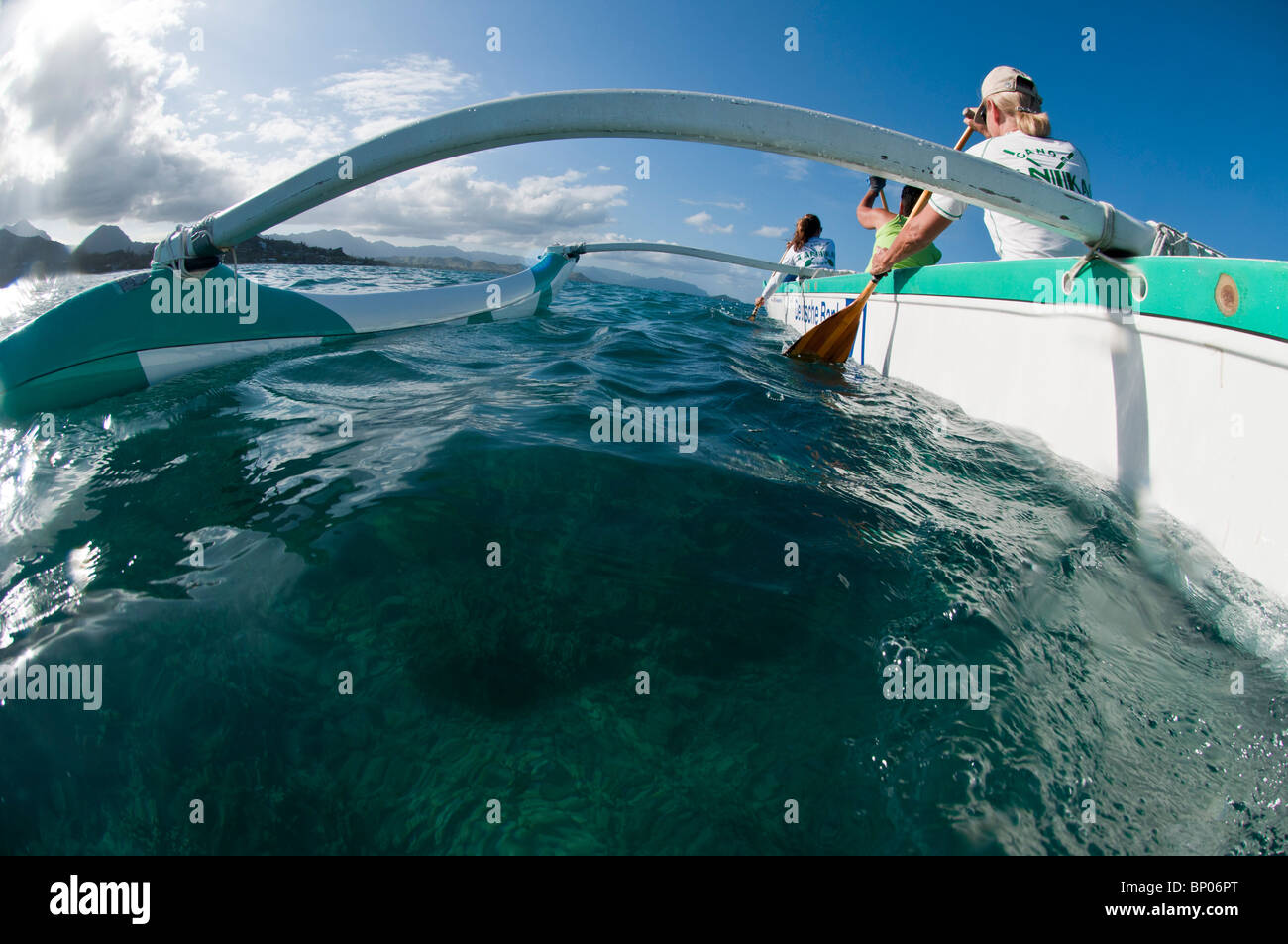 Frauen paddeln Outrigger Kanu, Kailua Bay, Oahu, Hawaii, USA Stockfoto