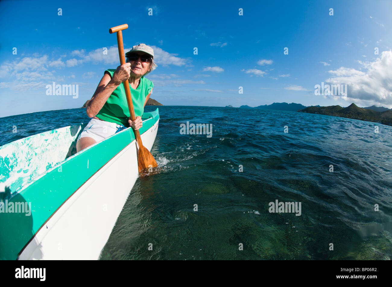 Frauen paddeln Outrigger Kanu, Kailua Bay, Oahu, Hawaii, USA Stockfoto