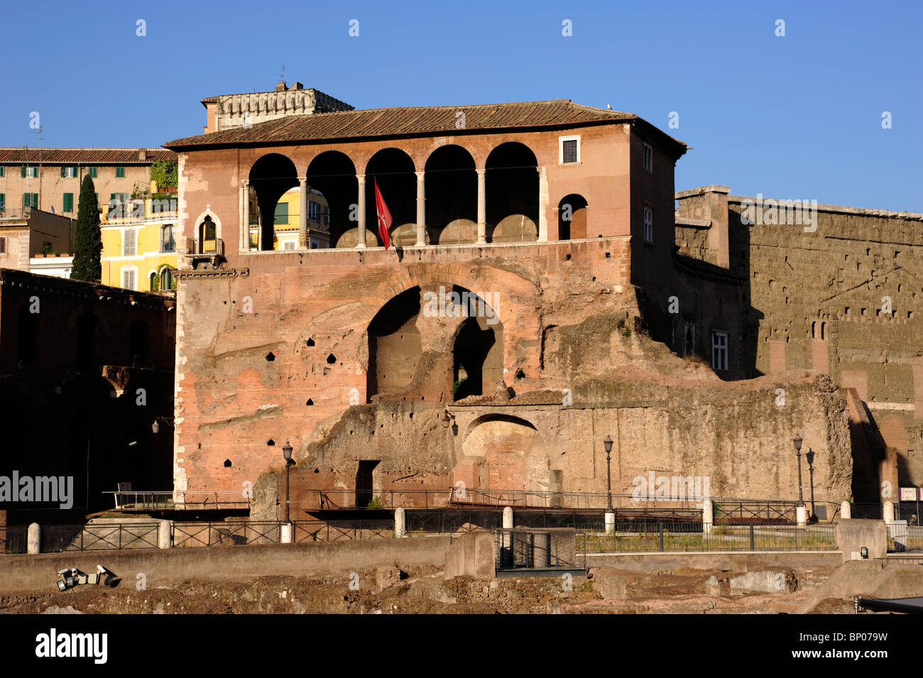 Italien, Rom, Casa dei Cavalieri di Rodi, Haus der Ritter von Rhodos, mittelalterliches Gebäude mit Blick auf Trajans Forum Stockfoto