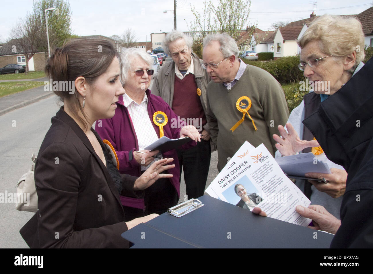 Lib-Dem Kandidat für Coastal Suffolk bei den Parlamentswahlen 2010 Daisy Cooper mit canvassers Stockfoto