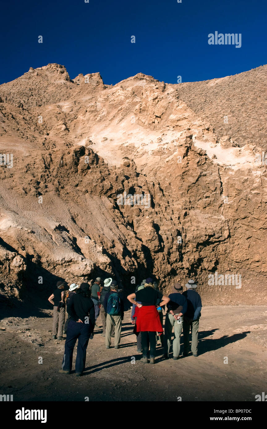 Touristen sehen erodierten Felsformationen in das Valle De La Luna, Moon Valley, San Pedro de Atacama, Chile, Südamerika. Stockfoto