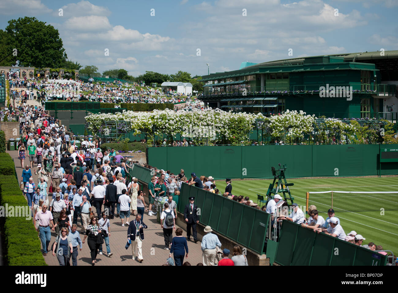 21. Juni 2010: Alejandro Falla gegen Roger Federer, Centre Court, Wimbledon. Herren Einzel 1. Runde.  Federer gewann. Wimbled Stockfoto