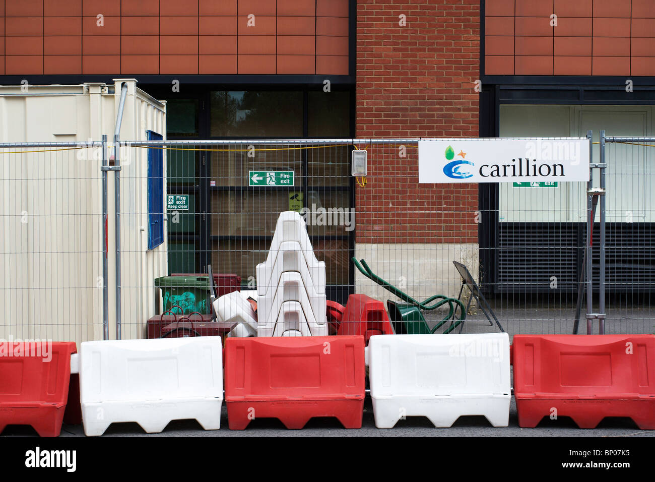 Straßenarbeiten Woking Surrey England UK Carillion Stockfoto