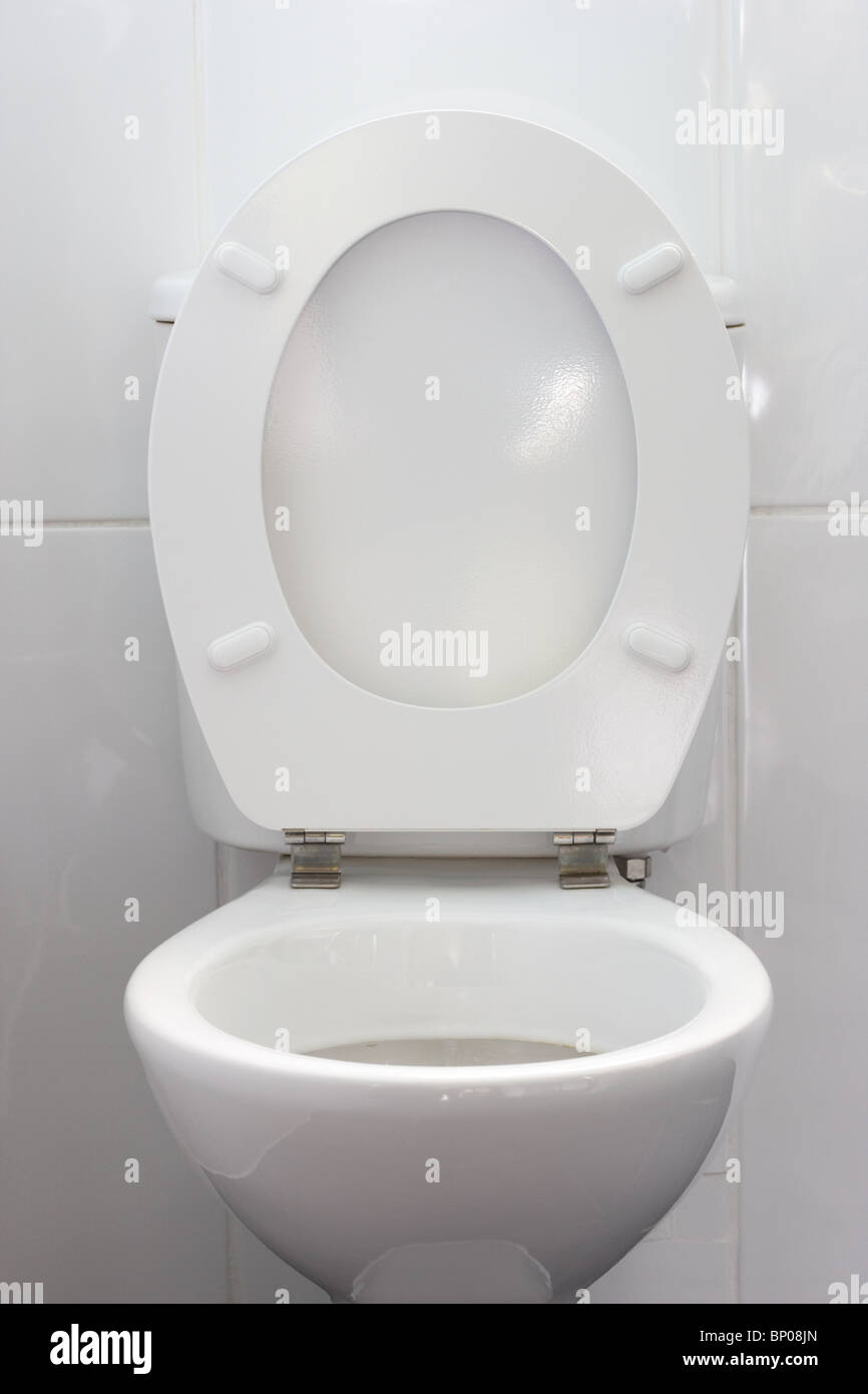 WC-Schüssel mit Deckel und WC-Sitz Stockfoto