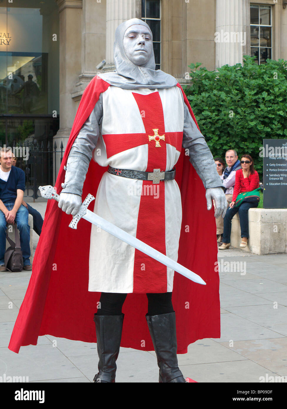 A Street Performer gekleidet wie ein Kreuzritter Stockfoto