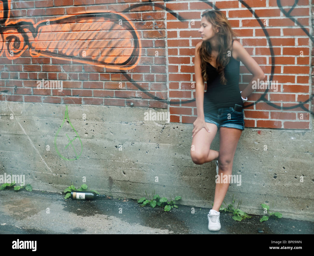 Teenager Madchen Wand Gelehnt Stockfotografie Alamy