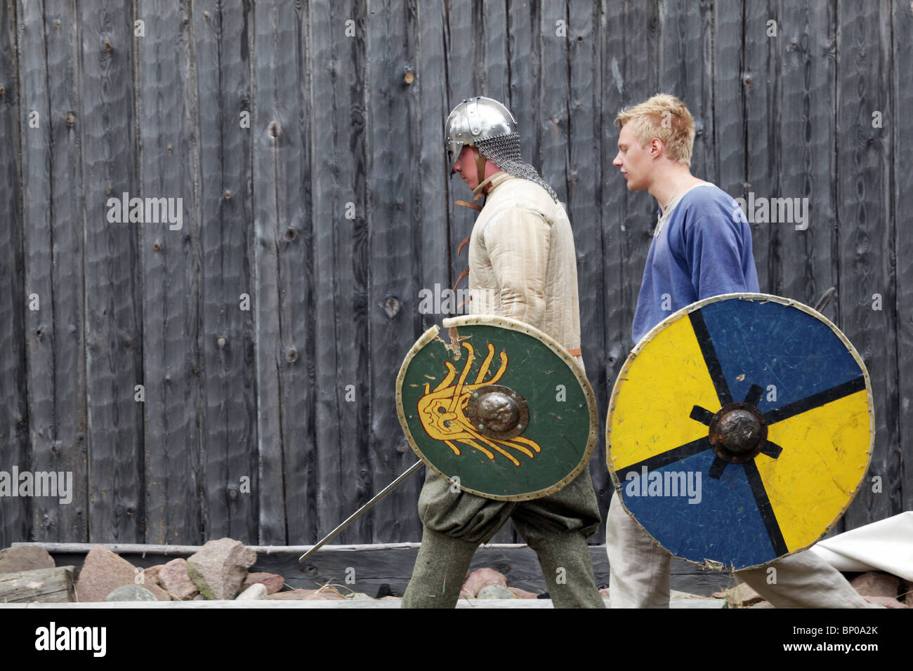 Soldaten marschieren, Schlacht Reenactment Finnlands größte Markt Wikingerfestival am Kvarnbo auf Land-Archipel Stockfoto