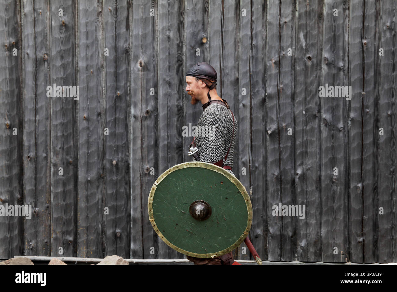 Soldaten marschieren, Schlacht Reenactment Finnlands größte Markt Wikingerfestival am Kvarnbo auf Land-Archipel Stockfoto