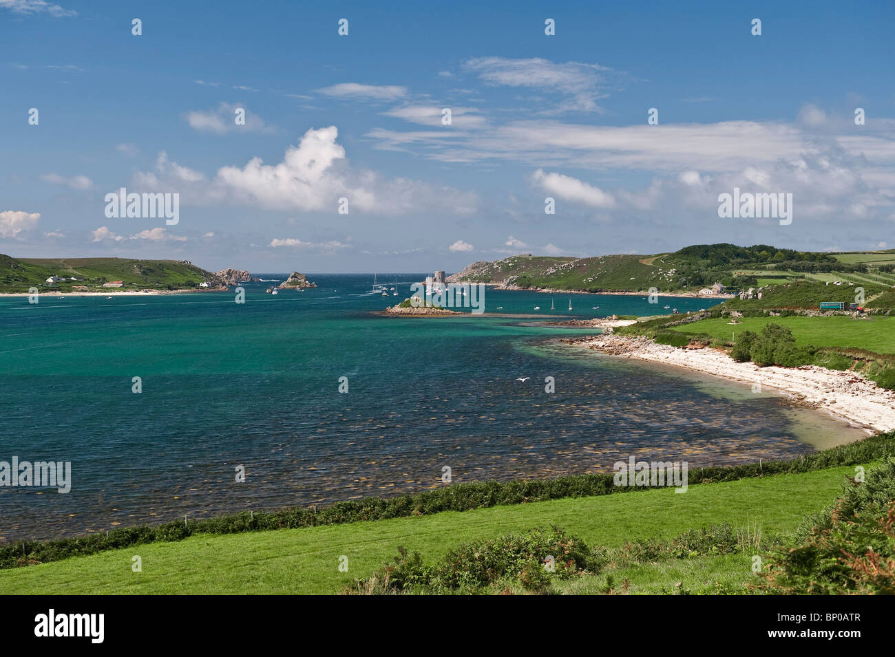 Sommerzeit auf Tresco, Isles of Scilly, Cornwall, Großbritannien. New Grimsby ist auf der rechten Seite, mit der Insel Bryher auf der linken Seite. Plumb Island in der Mitte. Stockfoto