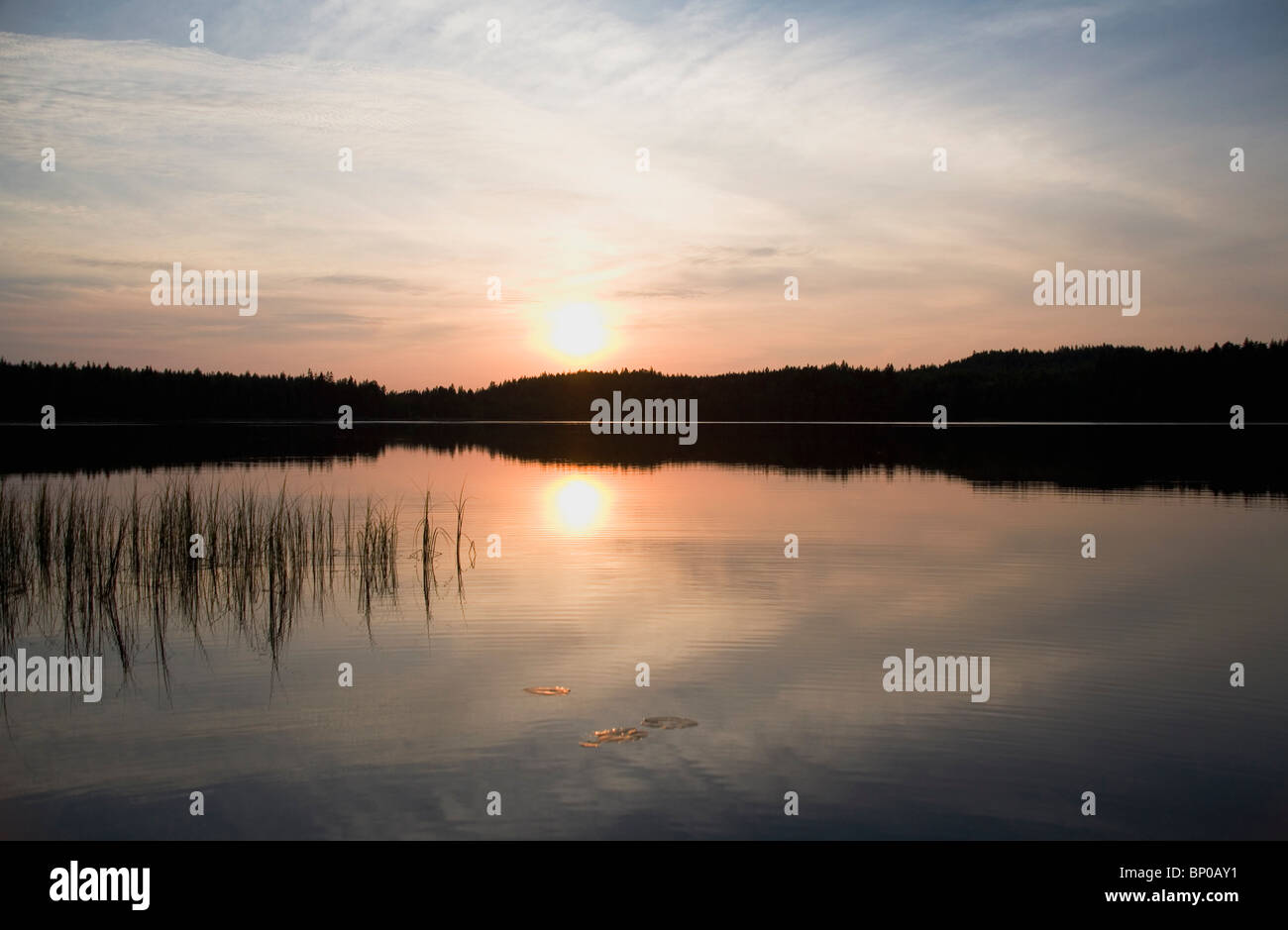 Sonnenuntergang über einem See Stockfoto