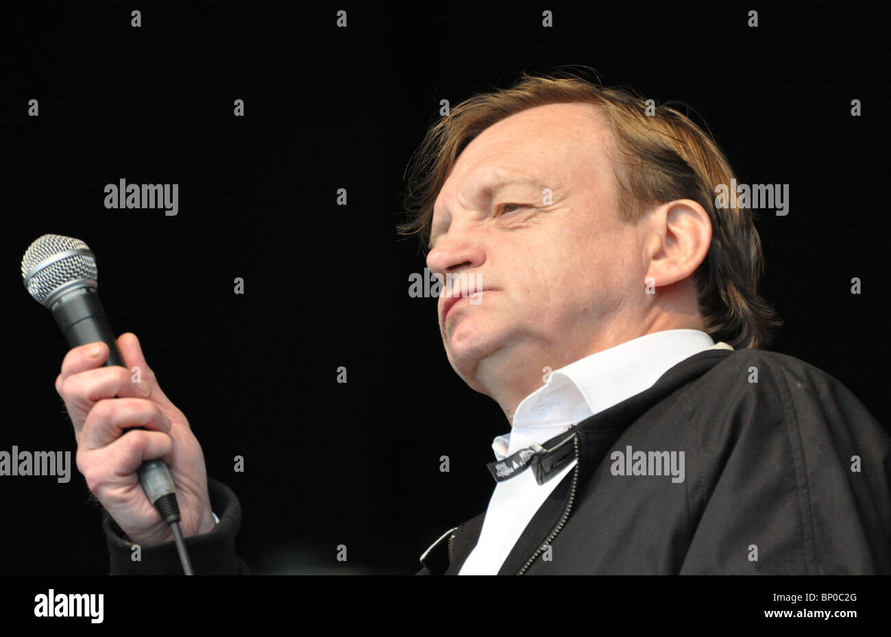 Mark E Smith Sänger und Songwriter für den Herbst auf der Bühne beim Camp Beestival Musikfestival in Lulworth Castle, Dorset, Juli 2010 Stockfoto