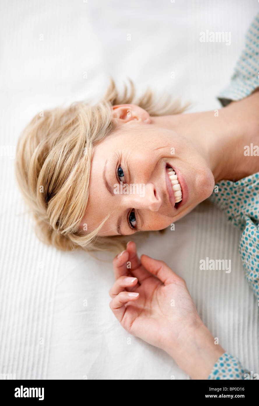 Junge Frau zu Hause Stockfoto