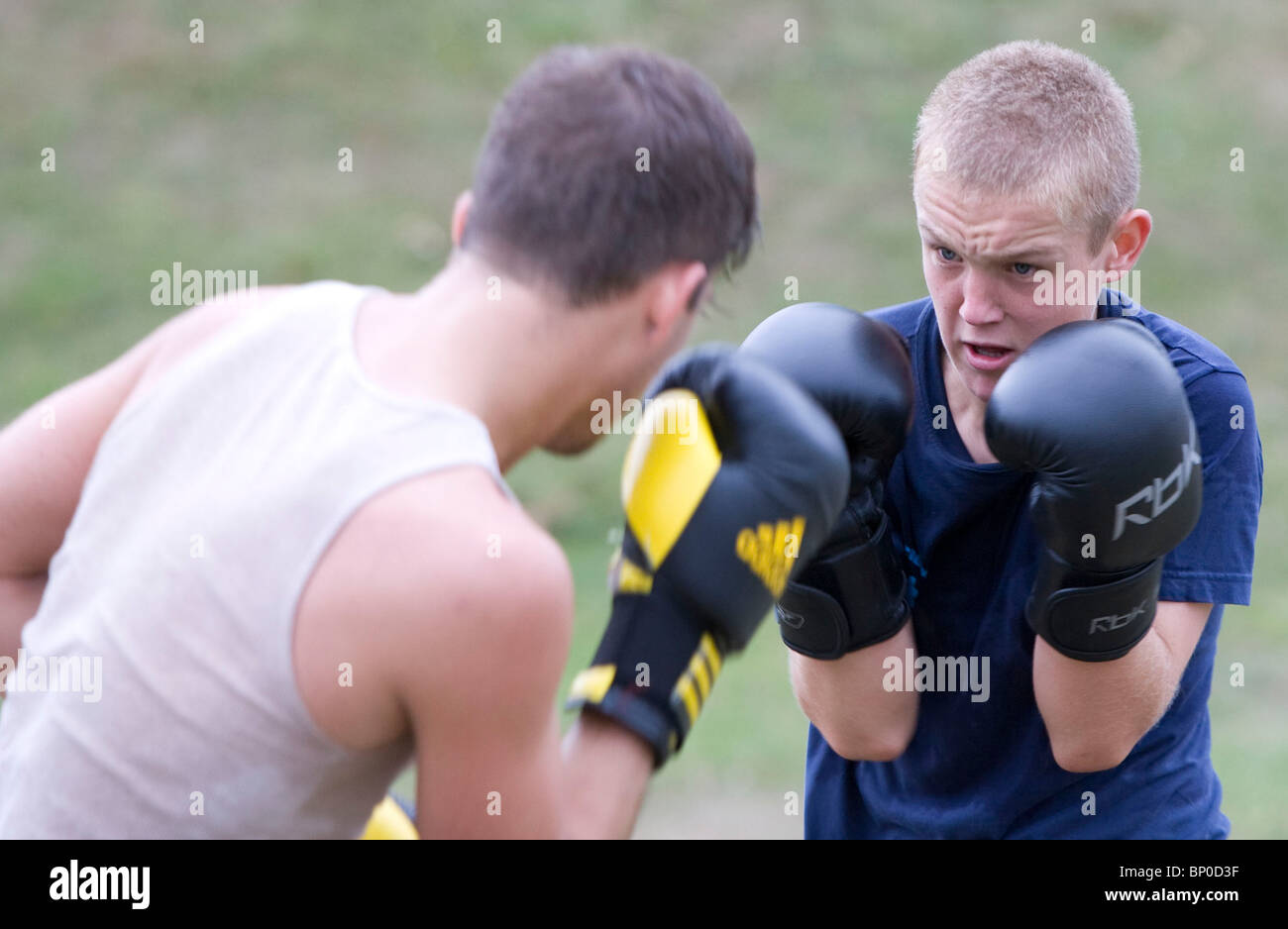 Junge Boxer Ausbildung auf dem Moulsecoomb Anwesen in Brighton. Stockfoto
