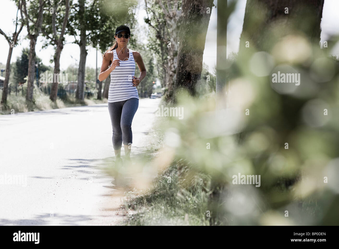 Frau, Joggen auf einer Straße Stockfoto