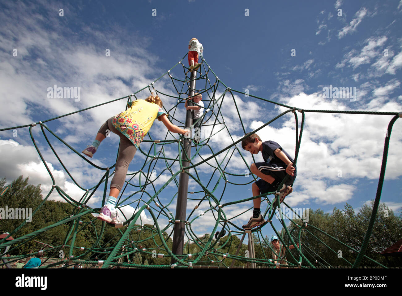 England; Nationalwald; Leicestershire. Kinder an einem Seil, das Klettergerüst am Conkers. Stockfoto