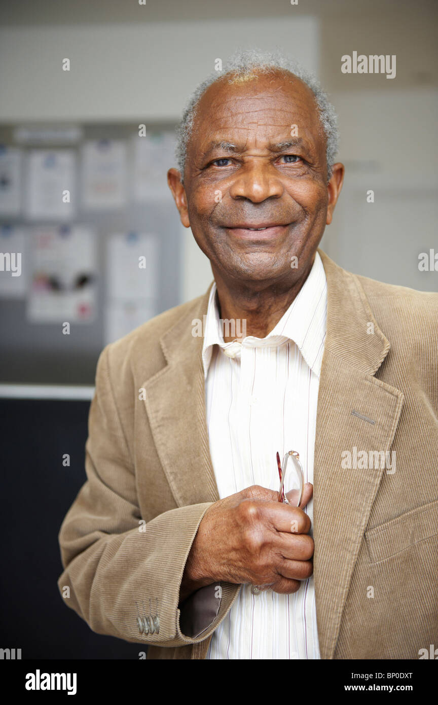 Ältere schwarze Mann lächelnd Stockfoto