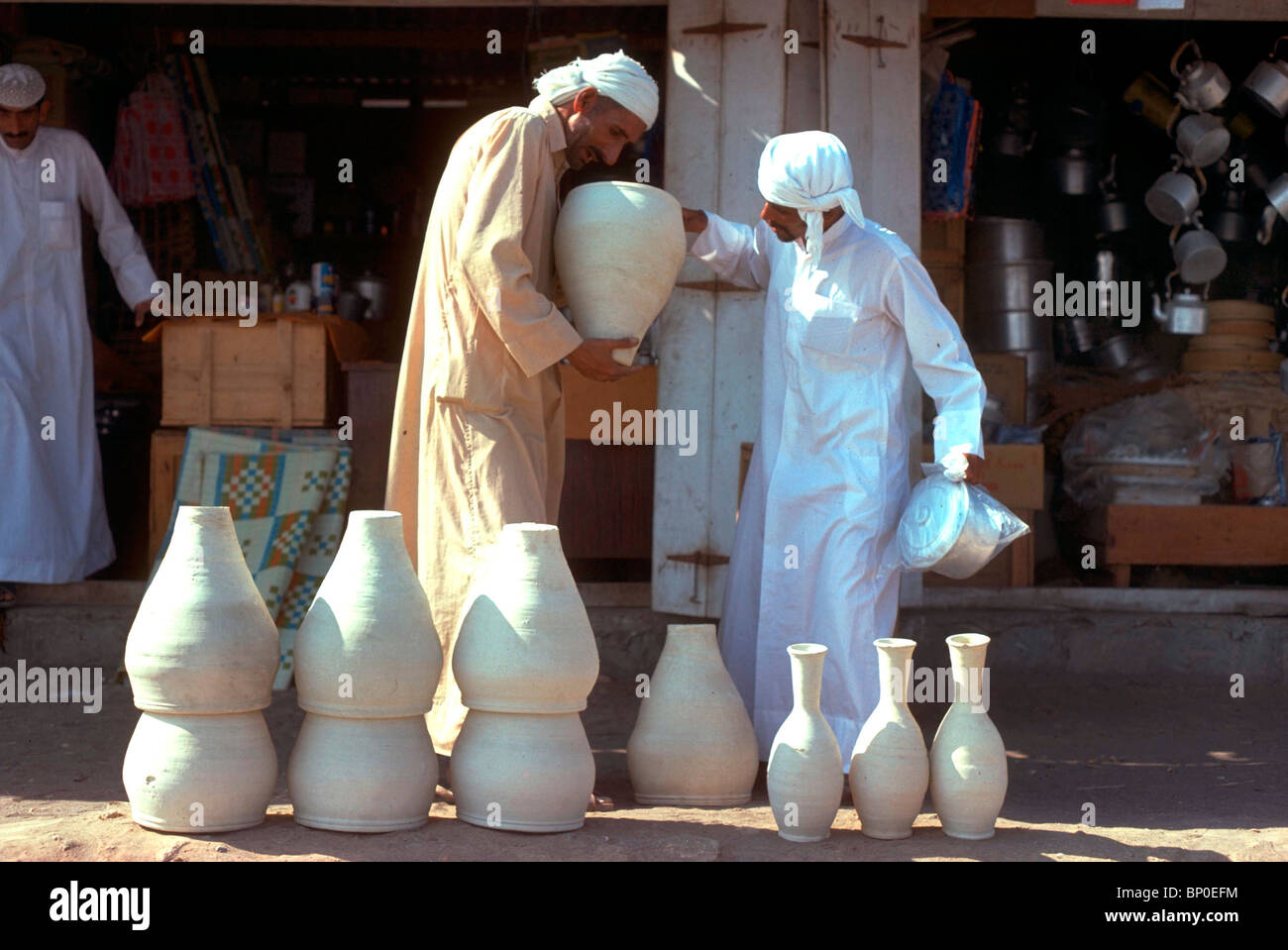Männer Buyng Keramik Vorratsdosen in Sohar, Oman Stockfoto