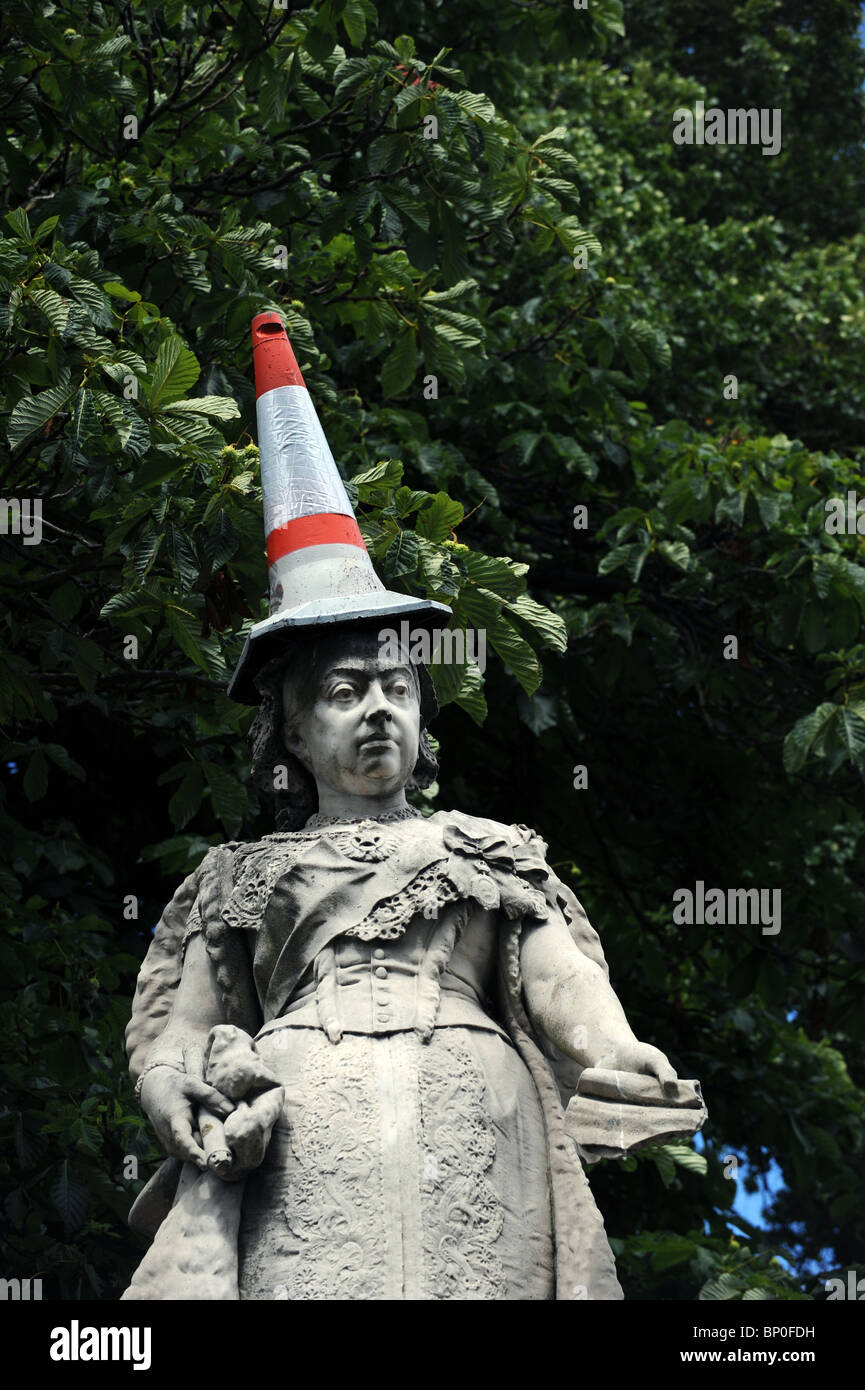 Eine Statue von Königin Victoria in Brighton mit Verkehr Kegel stecken auf  den Kopf zum Spaß Stockfotografie - Alamy