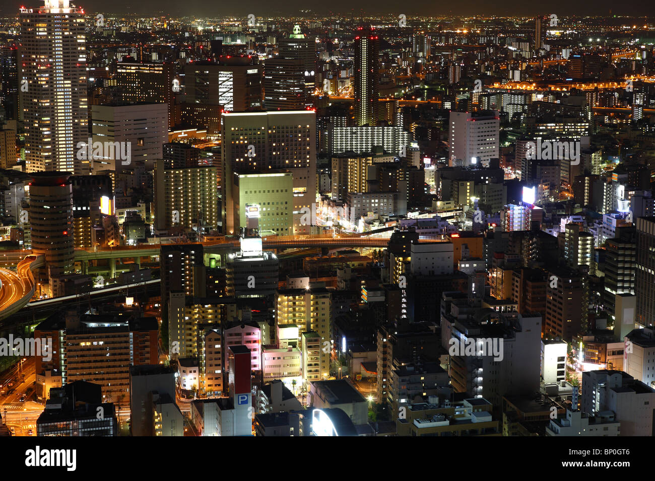 Beleuchtete Osaka City bei Nacht Stockfoto